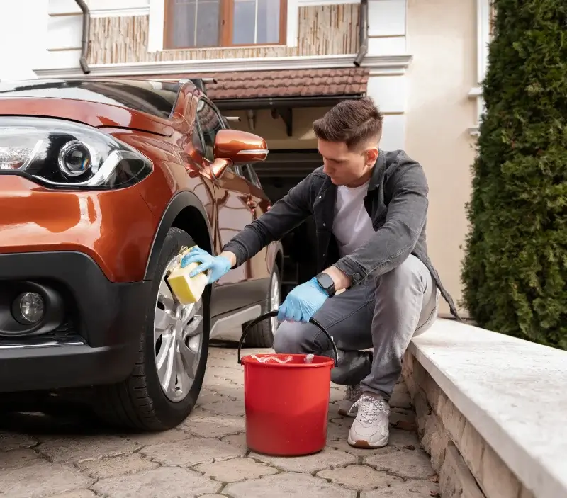 Lavage auto à domicile Tain-l'Hermitage : professionnel intervenant sur un véhicule